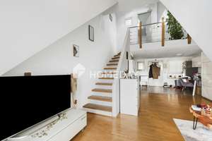 Denkmalcharme trifft Galerieloft: Exklusive Maisonette im historischen Vierkanthof