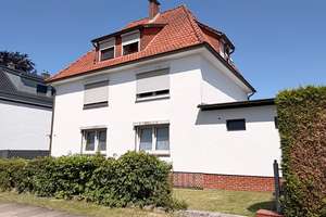 HAMBURGER DREIFAMILIENHAUS MIT 12 GARAGEN, LAUFENDEN MIETEINNAHMEN UND ENTWICKLUNGSPOTENZIAL! – Die vollständige Adresse der Immobilie erhältst du vom Anbieter., 21147 Hausbruch, Hamburg – Vorschaubild 4