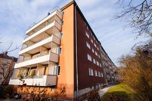 Lichtdurchflutete, großzügige und bezugsfreie Wohnung mit großem Balkon, Friedenau.