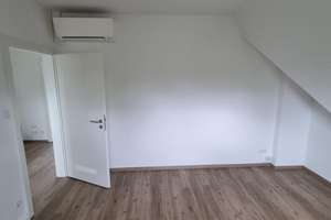 Modernisierte 2-Zimmer-Dachgeschosswohnung mit Balkon in Krefeld (mit Klimaanlage) – Schillerplatz 6, 47799 Cracau, Krefeld – Vorschaubild 3