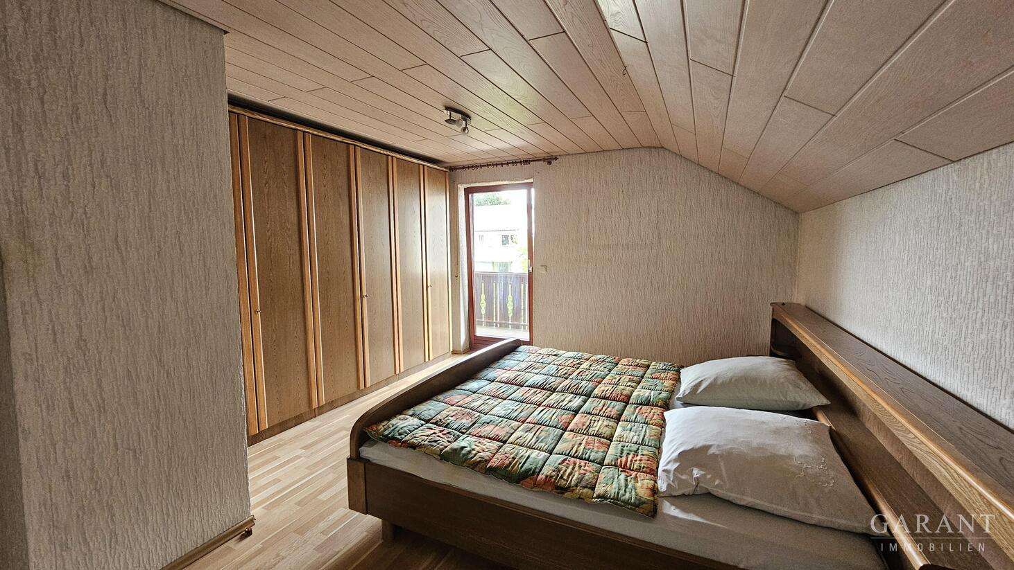 Immobilie in Ichenhausen - Charmantes Einfamilienhaus mit großem Garten und viel Platz zum Wohlfühlen - Bild 3