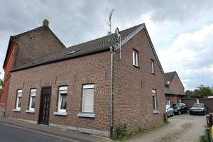 Dreifamilienhaus in Leuth: zentrale Lage, drei Garagen, vielseitig nutzbar