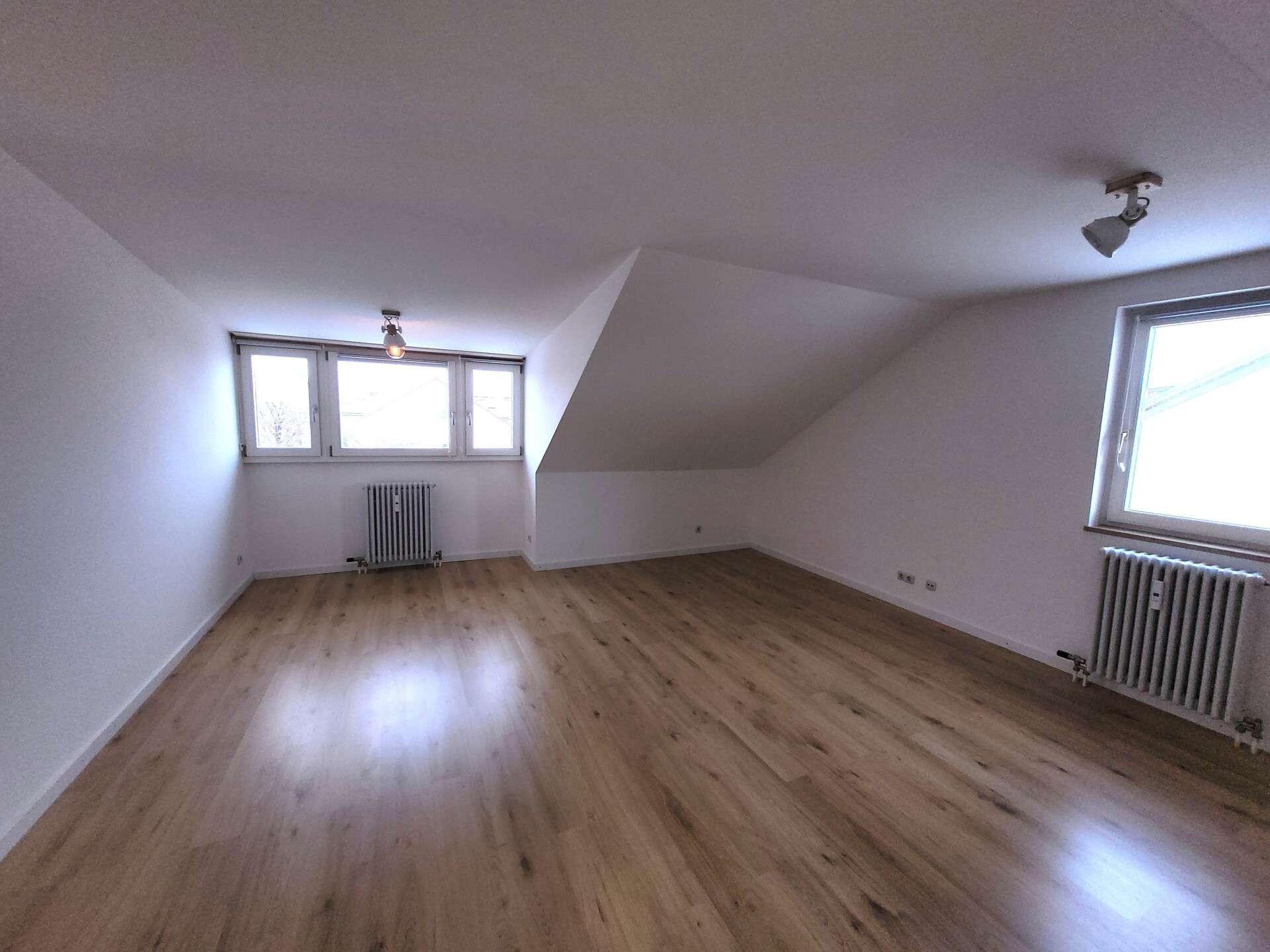 Immobilie in Poing - Charmantes 1-Zi.-DG-Appartement mit Dachgaube & durchdachtem Raumkonzept ! - Bild 1