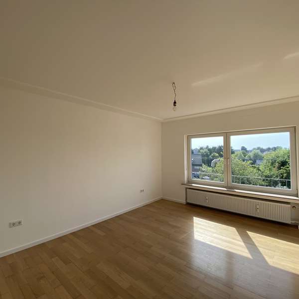 *** frisch renovierte 3-Zimmer-Wohnung - Echtholzparkett - Süd/West Balkon - Naturgarten ***