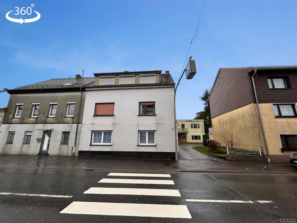 Immobilie in Merchweiler - Dreifamilienhaus mit angebautem Einfamilienhaus - Garten und 2 Garagen - Bild 0