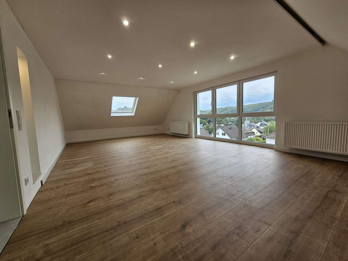 Wie Neubau: Hochwertig modernisierte 3-ZKB, Terrasse, Garage in Toplage (ca. 98 qm Grundriss Wfl.)