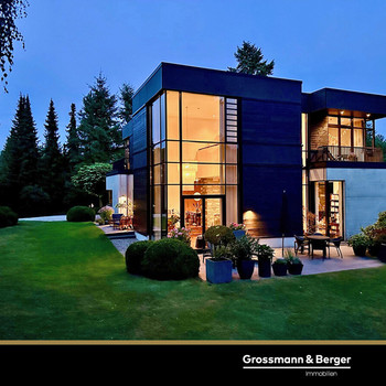 Architekturtraum mit Blick auf den eigenen Wald. Weitere Bebauung möglich.