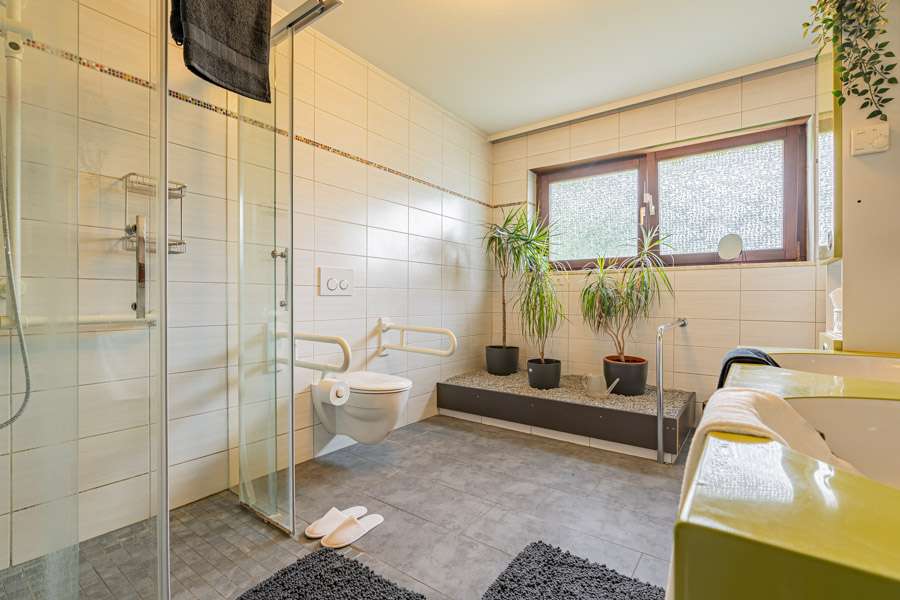 Immobilie in Pfaffenhofen - LIEGENSCHAFT - Besondere Architektenvilla mit ELW und Extras in Feldrandlage von Pfaffenhofen - Bild 2