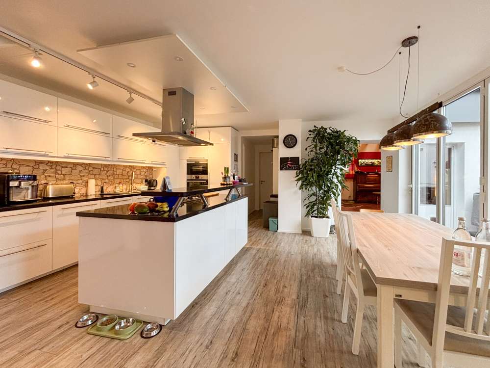 Immobilie in Hofheim am Taunus - Hofheim-Wallau! Wohnen auf 270 m² - top-saniert! 7 Zimmer, 2 Bäder, Garage (2 Stpl.), Dachterrasse! - Bild 1