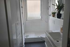 Zentral, aber ruhig mit eigenem Garten in Gelsenkirchen: 2-Zimmer-Wohnung in Ückendorf – Schüfflerheide 25, 45886 Ückendorf, Gelsenkirchen – Vorschaubild 3