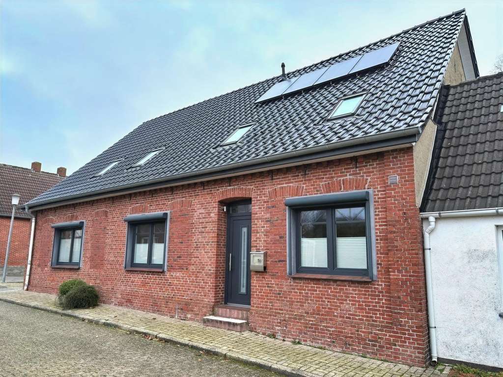 Immobilie in Hinte - Einfamilienhaus mit Einliegerwohnung in zentraler Wohnlage von Hinte - Bild 1