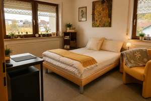 Großzügiges Familienhaus mit Traumgarten, PV-Anlage und Fernblick in Schönberg – Die vollständige Adresse der Immobilie erhältst du vom Anbieter., 94513 Schönberg – Vorschaubild 2