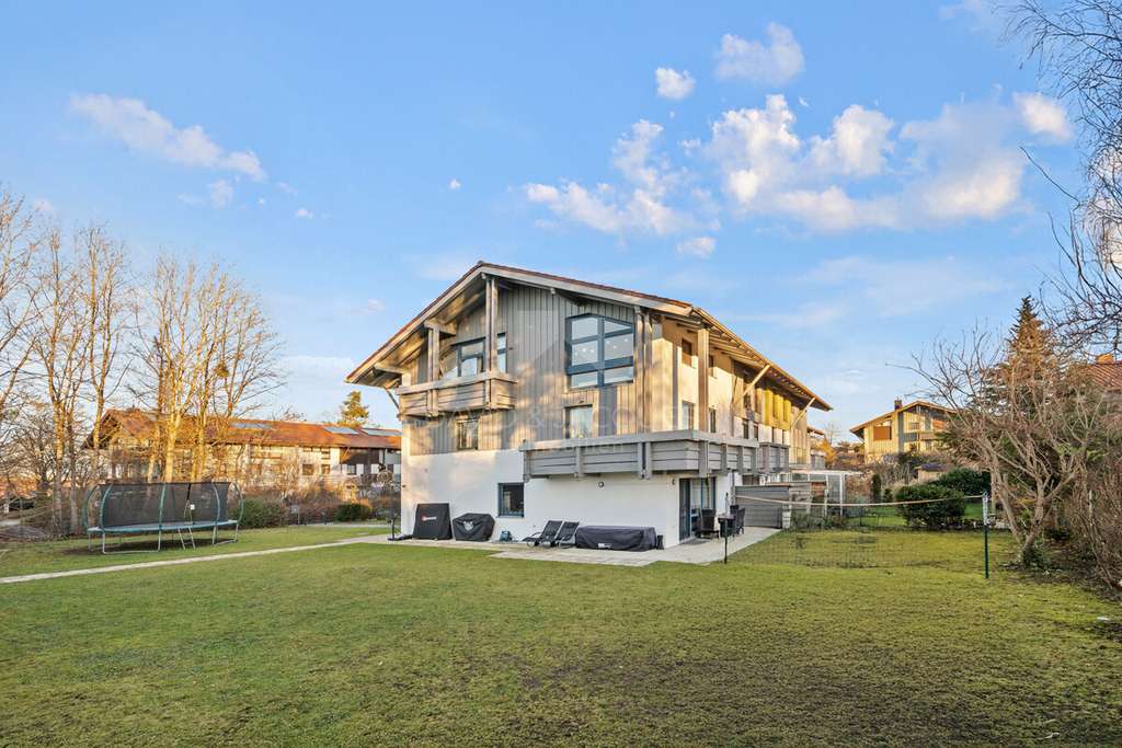 Immobilie in Oberhaching - Traumhaftes Zuhause mit weitläufigem Grundstück und großzügigem Raumangebot - Bild 0