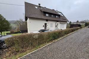 Idyllisch gelegenes Zweifamilienhaus im begehrten Gummersbach-Hülsenbusch – Die vollständige Adresse der Immobilie erhältst du vom Anbieter., 51647 Gummersbach – Vorschaubild 1
