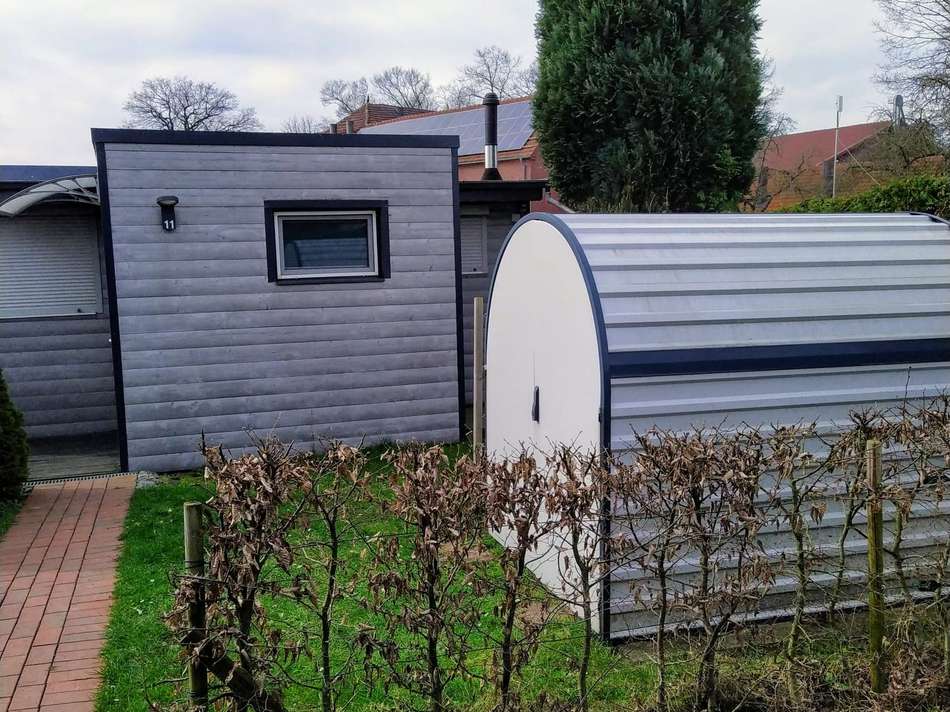 Garten mit Fahrradgarage