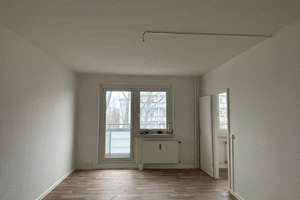 Single Wohnung mit Balkon, Wannenbad und EBK! – Kastanienallee 56, 12627 Hellersdorf, Berlin – Vorschaubild 1