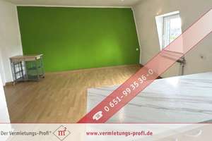 Charmante Dachgeschosswohnung mit 3 Zimmern, Wohnküche & Tageslichtbad