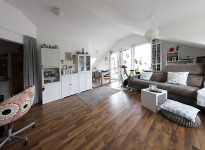 Helle Dachgeschosswohnung mit Balkon und Aufzug