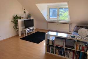 Sehr helle, sanierte Altbauwohnung mit großer Wohnküche!