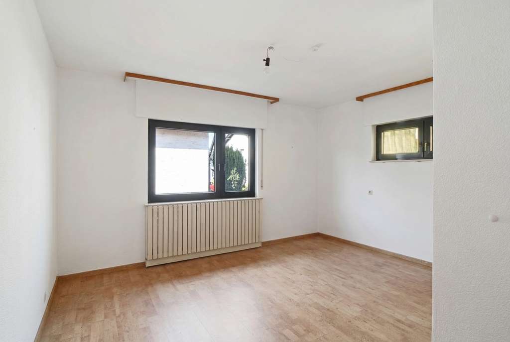 Immobilie in Biblis - Freistehendes Einfamilienhaus mit Garten und Blick ins Grüne - Bild 2