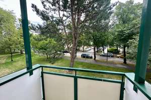 Balkon mit Blick ins Grüne: 3-Zimmer-Wohnung im 1. Stock in München – Forggenseestraße