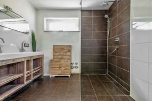 Design, Raum und Flexibilität – eine moderne Bauhausvilla mit Pool für alle Lebensphasen – Die vollständige Adresse der Immobilie erhältst du vom Anbieter., 81825 Gartenstadt Trudering, München – Vorschaubild 9