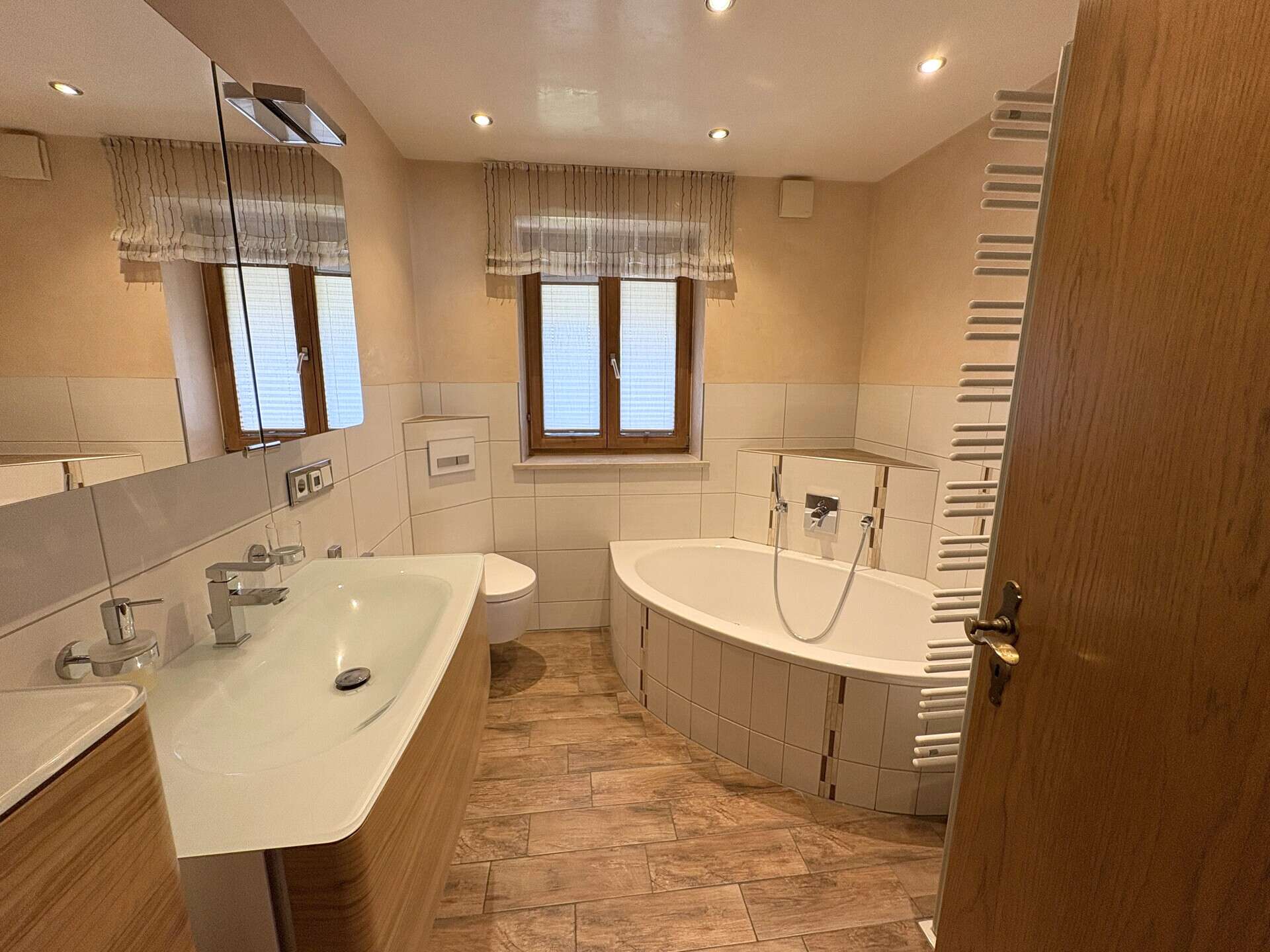 Immobilie in Mallersdorf-Pfaffenberg - Gepflegtes Einfamilienhaus mit Wintergarten in ruhiger Lage - Bild 2