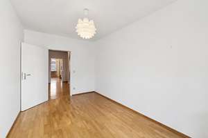 Haidhausen- 3-Zimmer-Wohnung im 3. OG mit zwei Balkonen, Aufzug und Tiefgaragenstellplatz – 81677 Steinhausen, München – Vorschaubild 4