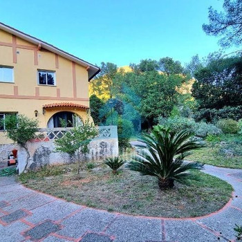 Villa mit Grundstück