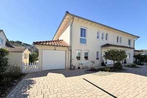 Zentral. Hell. Naturnah.
Einseitig angebautes Einfamilienhaus im Herzen von Overath – Die vollständige Adresse der Immobilie erhältst du vom Anbieter., 51491 Overath – Vorschaubild 1