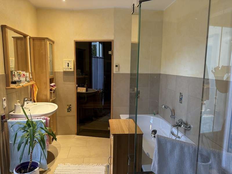 Immobilie in Hövelhof - Mehrfamilienhaus auf großem Grundstück in zentraler Lage von Hövelhof - Bild 1