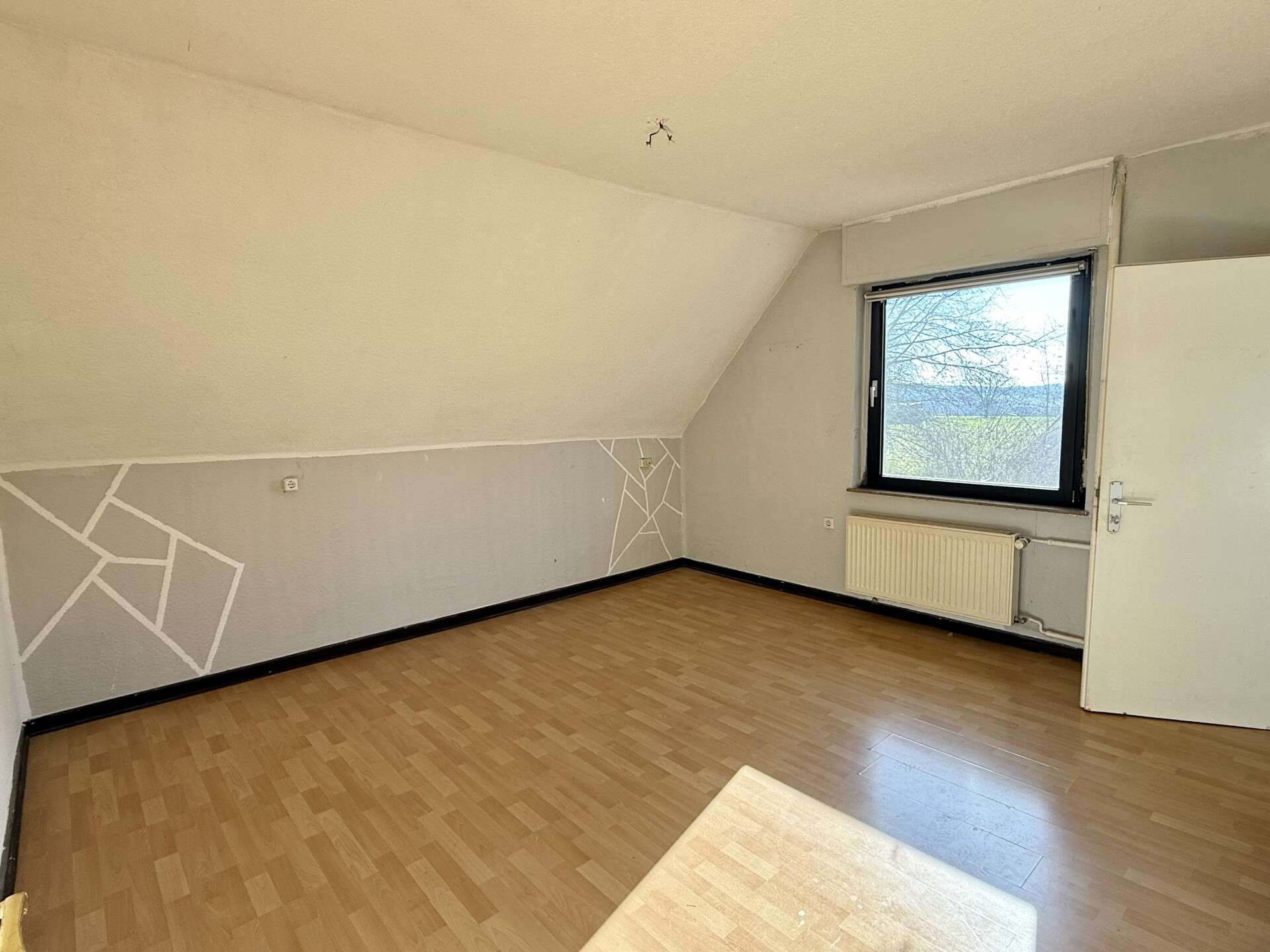 Immobilie in Gehlert - Einfamilienhaus mit großem Nebengebäude – großzügiges Grundstück inklusive! - Bild 3