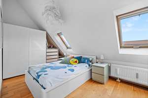 Wohnen mit Blick über die Stadt: Helle 2-ZKB-Dachgeschosswohnung mit EBK am Rande der Innenstadt – Augsburg – Vorschaubild 5
