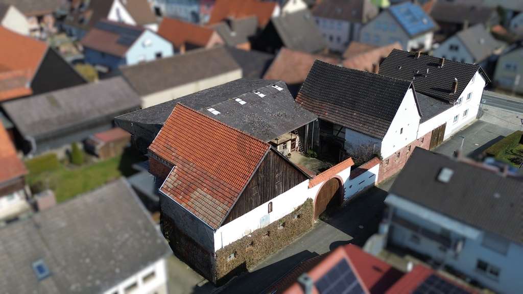 Immobilie in Neubrunn - Ein prachtvolles Anwesen mit zwei großen Scheunen - Bild 2