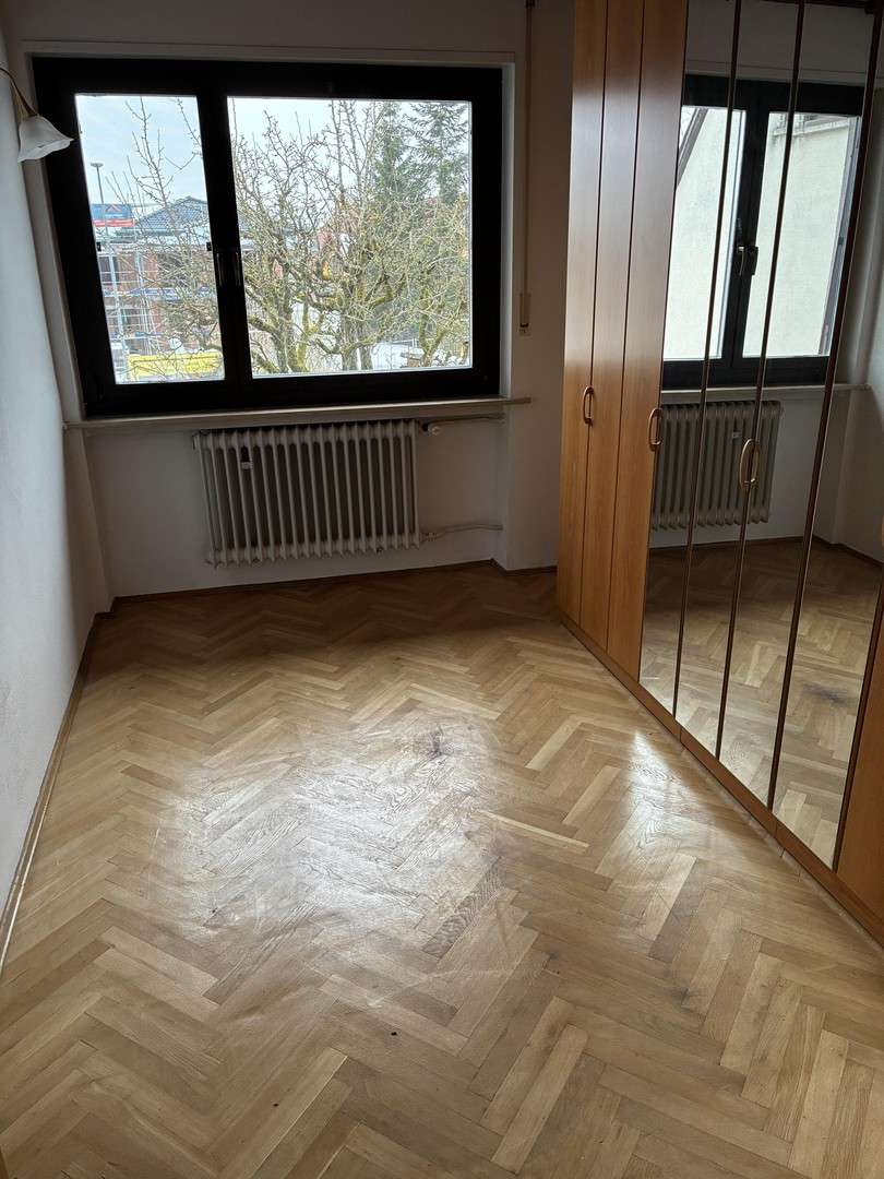 Immobilie in Markt Erlbach - Einfamilienhaus mit Balkon, Keller, 2 Garagen, 3 Carports und Hobbyraum (346 m² Wohn- u. Nutzfläche) - Bild 2