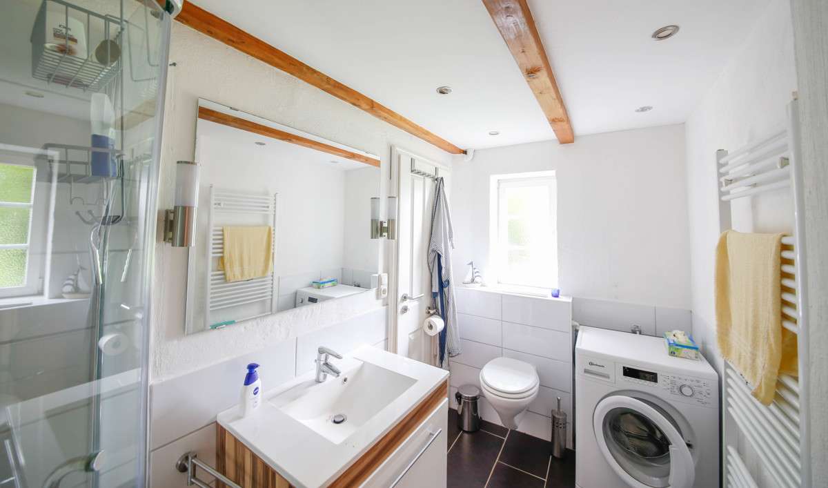 Immobilie in Gelting - Reetdachkate an der Ostsee in idyllischer Alleinlage mit drei Wohnungen  + 2,2 ha Land - Bild 2