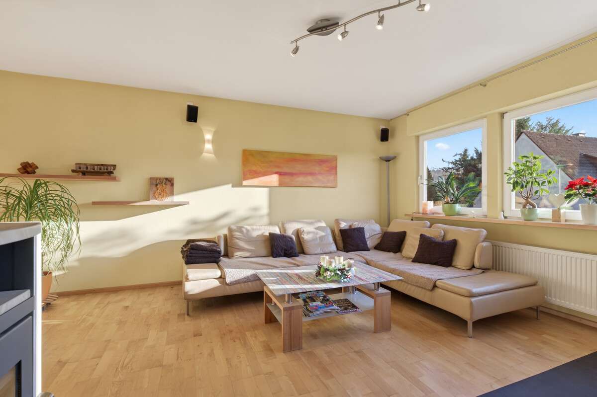 Immobilie in Straubenhardt - Ihr Familienzuhause in Ottenhausen - Gepflegtes Einfamilienhaus mit großer Terrasse - Bild 1