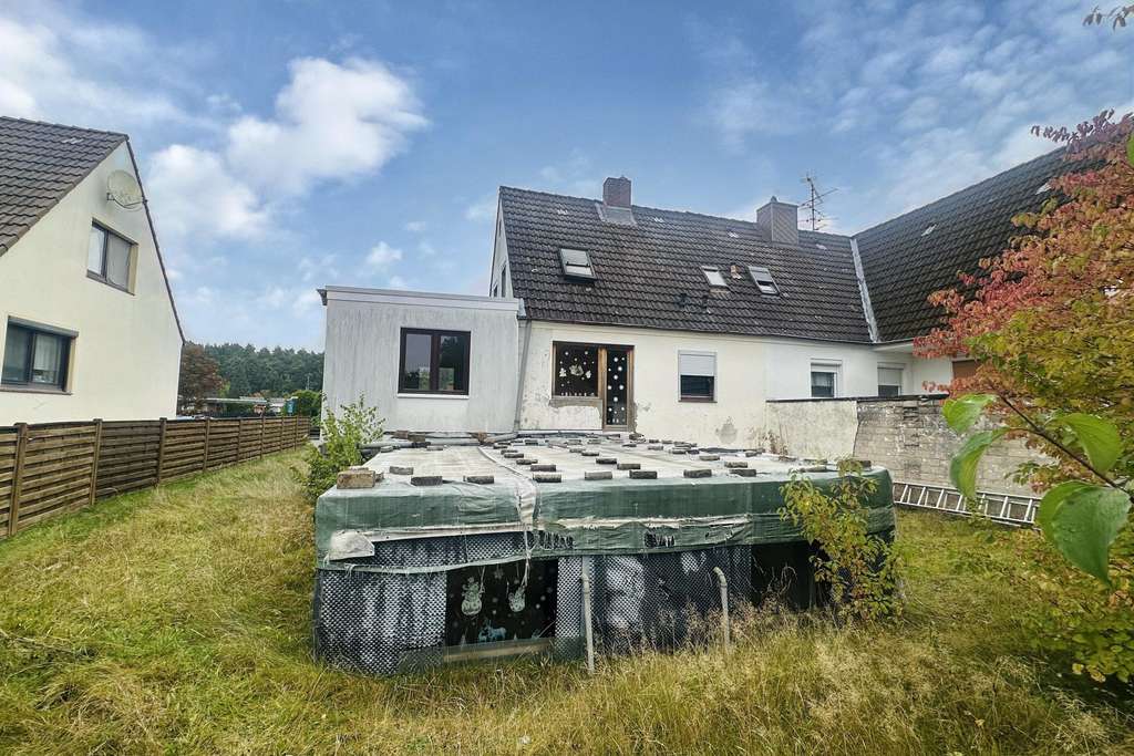 Immobilie in Groß Grönau - Sanierungsbedürftige Doppelhaushälfte auf attraktivem Grundstück  - Bild 1