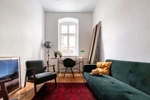 Bezugsfreie, sanierte 2 Zimmer Altbauwohnung mit Charme und EBK