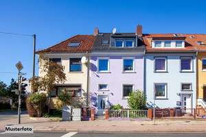 Freistehendes 2-Familienhaus nebst 2 Garagen