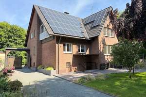 Wohnkomfort und Natur vereint - freistehendes Zweifamilienhaus auf beeindruckendem Grundstück