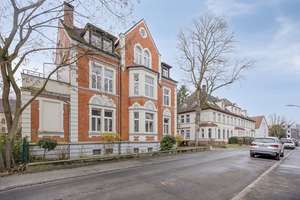 Viel Platz für Ihre Ideen - Renvovierungsbedürftige Erdgeschosswohnung in Gründerzeitvilla