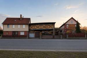 Zwei Wohnhäuser auf großzügigem Grundstück mit Feldblick