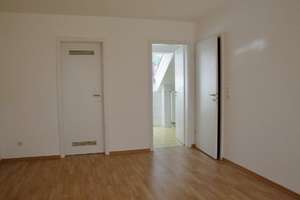 Kompaktes Reihenmittelhaus mit sonnigem Südgarten, Einbauküche und guter Anbindung – Carl-Orff-Straße 26, 85356 Freising – Vorschaubild 13