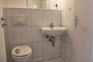 Ein Haus mit viel Platz und vielen Möglichkeiten! Wohnen & arbeiten -Mehrgenerationenhaus, 2 Garagen – Die vollständige Adresse der Immobilie erhältst du vom Anbieter., 40595 Hellerhof, Düsseldorf – Vorschaubild 4