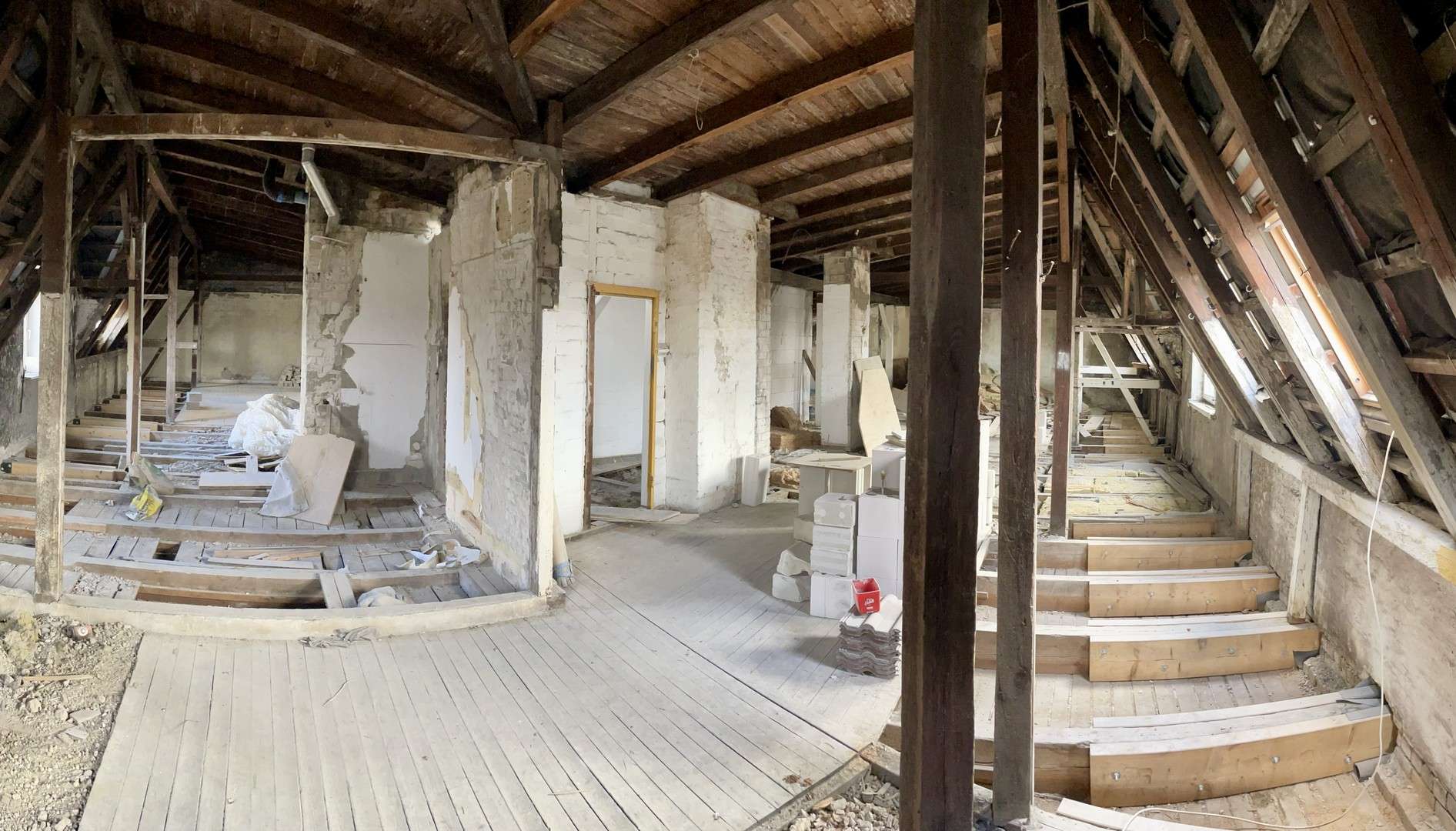 DG-Rohbau mit Vision - 220 m² & genehmigter Dachterrasse, Dachsanierung notwendig, Hamburg – Bild 2