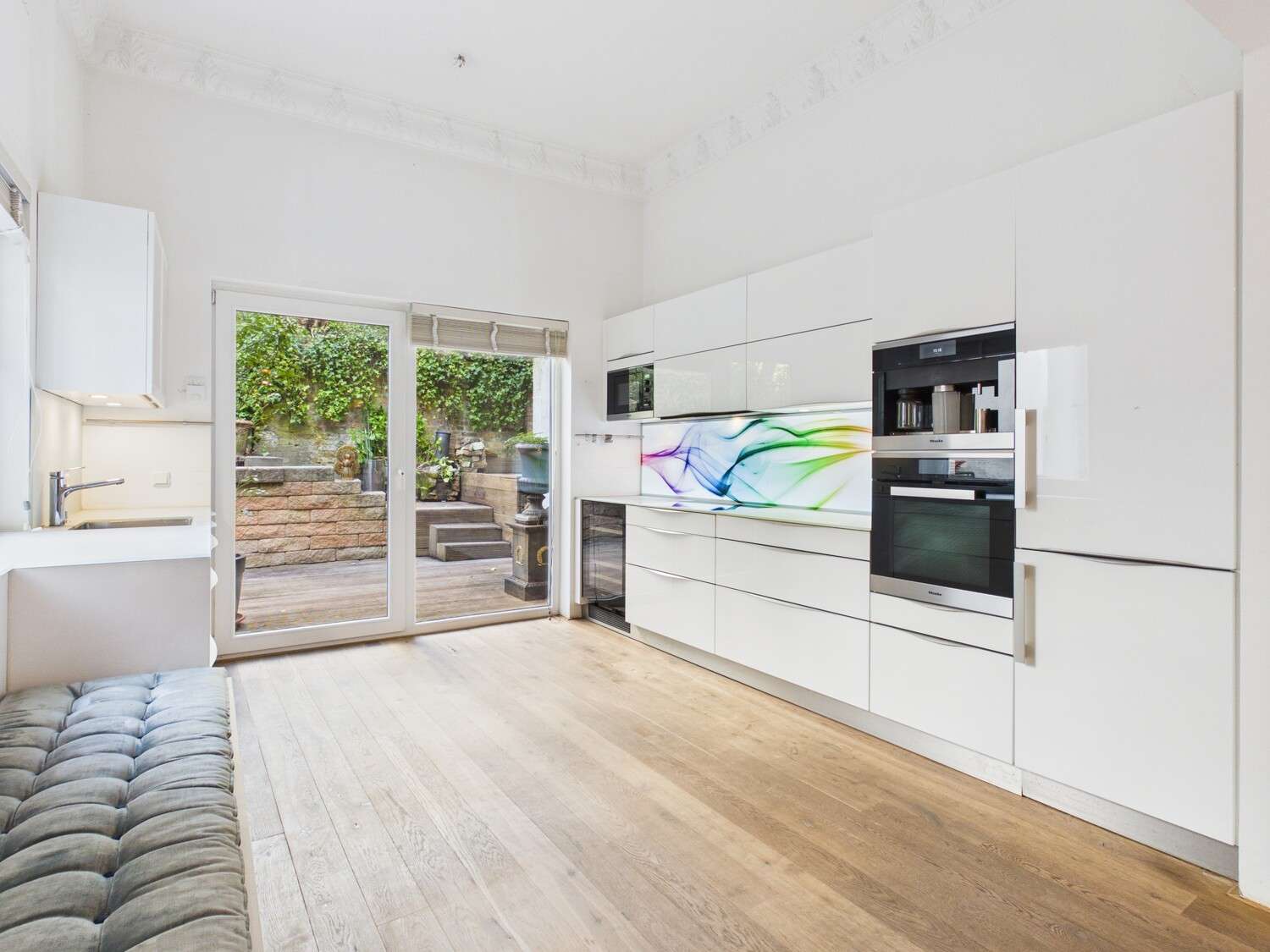 Taunusstraße: Einzigartige 3-Zimmer-Stadtwohnung mit Aufzug, Balkon und romantischer Terrasse, Wiesbaden – Bild 2