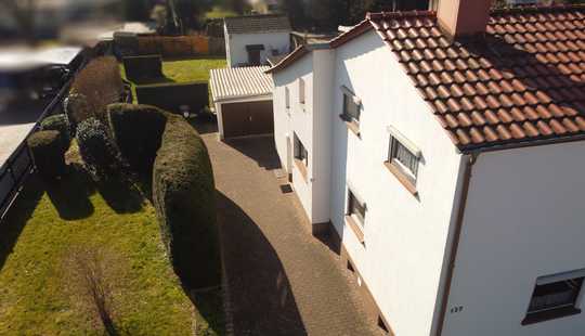 Bild von Doppelhaushälfte mit Garten und baulichem Erweiterungspotenzial. Erbpacht-Grundstück. Provisionsfrei
