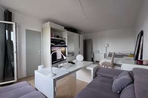 Helle, möblierte 1-Zimmer-Wohnung mit Balkon und schönem Blick über Frankfurt – 65934 Nied, Frankfurt am Main – Vorschaubild 1