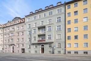 Helle 4-Zimmer-Altbauwohnung mit Aufzug und zwei Balkonen in Schwabing-West – Die vollständige Adresse der Immobilie erhältst du vom Anbieter., 80796 Neuschwabing, München – Vorschaubild 2